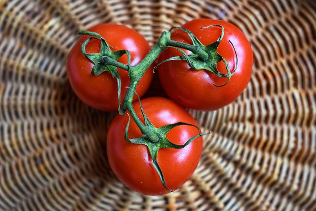 tomato, foods to look young